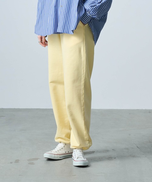 kha:ki(カーキ)の「「KHA:KI / カーキ」STRAIGHT SWEAT PANTS(スウェットパンツ・レディース・アッシュグレー/ライトイエロー/ブラック/ダークブラウン系・1/2)」の2枚目の写真