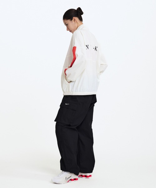 NIKE（ナイキ）の「ナイキ スポーツウェア ウィンドランナー ウィメンズ オーバーサイズド ジャケット / Nike Sportswear Windrunner Women's Oversized Jacket IH8511-133 Sail（ナイロンジャケット・レディース・クリーム・L/M/S/XL/XS）」の8枚目の写真