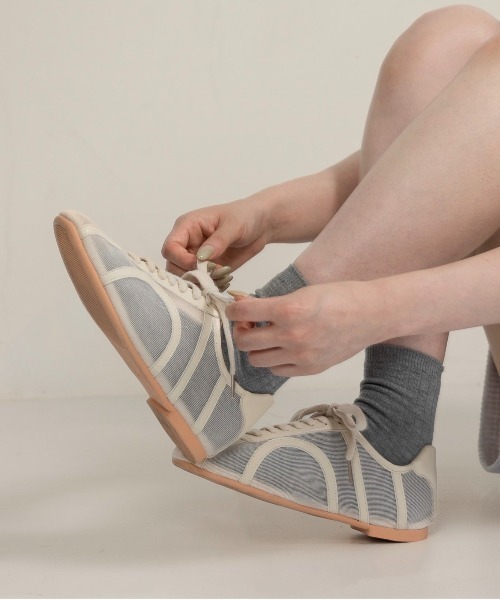 lawgy（ラウジー）の「mesh line accent sneaker / メッシュラインアクセントスニーカー（スニーカー・レディース・アイボリー/ブラック・SMALL/MEDIUM/LARGE）」の2枚目の写真