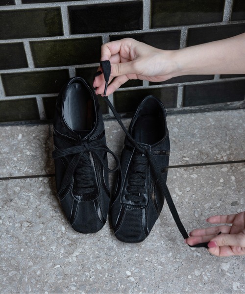 lawgy（ラウジー）の「mesh line accent sneaker / メッシュラインアクセントスニーカー（スニーカー・レディース・アイボリー/ブラック・SMALL/MEDIUM/LARGE）」の3枚目の写真