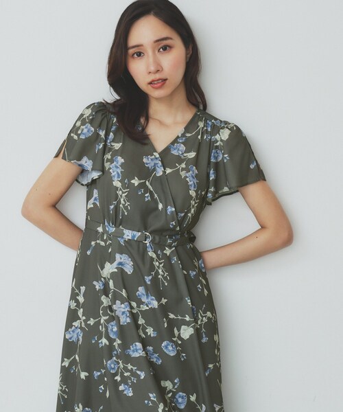 index(インデックス)の「カシュクールフラワーワンピース【洗濯機洗い可】(ワンピース・レディース・チャコール/ベージュ系その他3/グリーン系1・40/38/36)」の4枚目の写真