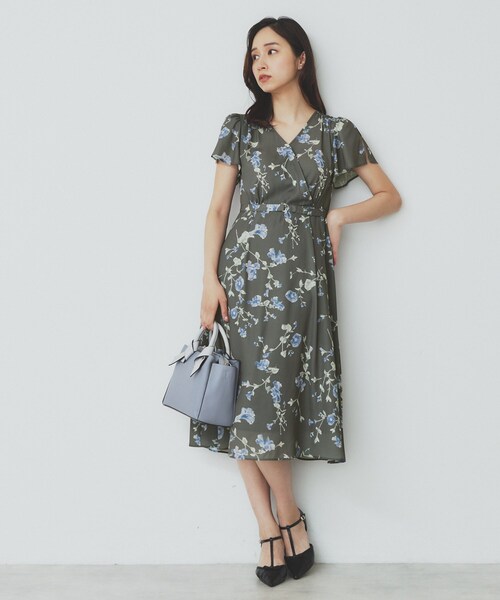 index(インデックス)の「カシュクールフラワーワンピース【洗濯機洗い可】(ワンピース・レディース・チャコール/ベージュ系その他3/グリーン系1・40/38/36)」の5枚目の写真