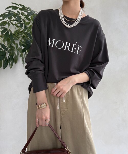 DouDou(ドゥドゥ)の「カットジョーゼットMOREEロゴTEEブラウス(シャツ/ブラウス・レディース・ベージュ/オフホワイト/チャコールグレー・FREE)」の1枚目の写真
