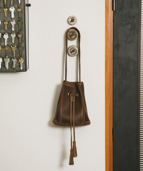 SENSE OF PLACE by URBAN RESEARCH（センスオブプレイスバイアーバンリサーチ）の「エンブロイダリーキンチャクバッグ（ショルダーバッグ・レディース・ブラック/ブラウン・ONE）」の2枚目の写真