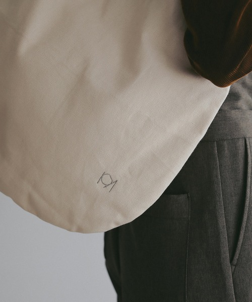 MANOF(マノフ)の「ROUND LOGO TOTE(トートバッグ・レディース・ブラウン/アイボリー/グレー・F)」の12枚目の写真