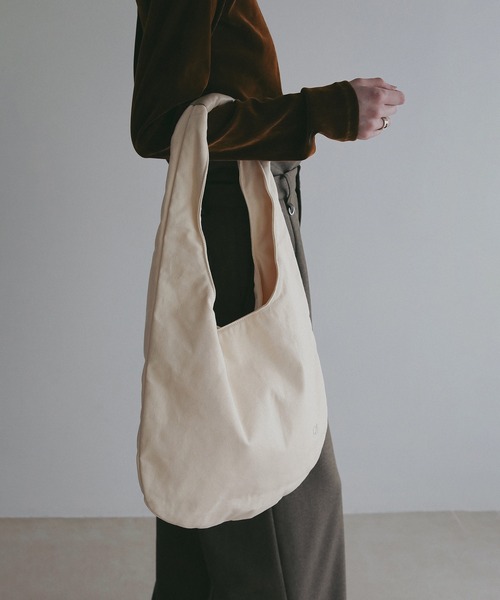 MANOF(マノフ)の「ROUND LOGO TOTE(トートバッグ・レディース・ブラウン/アイボリー/グレー・F)」の9枚目の写真