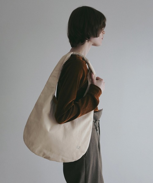 MANOF(マノフ)の「ROUND LOGO TOTE(トートバッグ・レディース・ブラウン/アイボリー/グレー・F)」の7枚目の写真