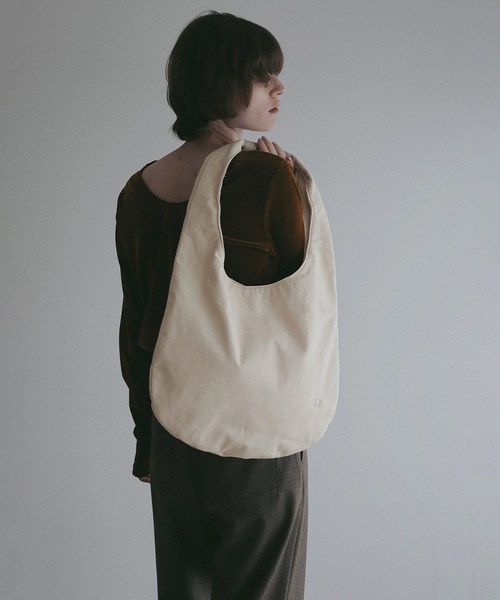 MANOF(マノフ)の「ROUND LOGO TOTE(トートバッグ・レディース・ブラウン/アイボリー/グレー・F)」の8枚目の写真