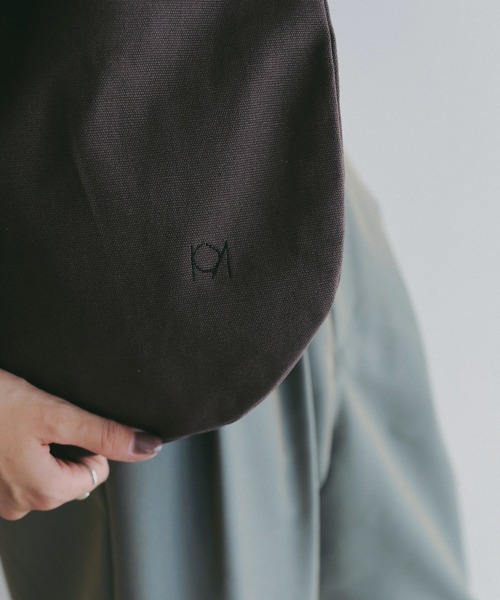MANOF(マノフ)の「ROUND LOGO TOTE(トートバッグ・レディース・ブラウン/アイボリー/グレー・F)」の17枚目の写真