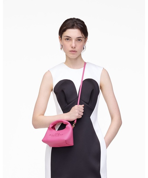 MARC JACOBS(マークジェイコブス)の「THE MICRO CROSSBODY SACK BAG/ザ レザー アイテムズ マイクロ クロスボディ サック バッグ(ショルダーバッグ・レディース・ホワイト/ブラック/ピンク系その他/レッド系その他・ONE SIZE)」の18枚目の写真