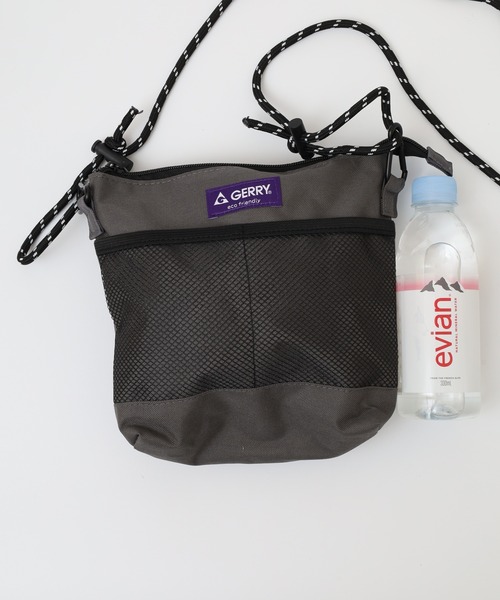 GERRY(ジェリー)の「GERRY 撥水加工 サコッシュ スクエア ショルダーバッグ 男女兼用(ショルダーバッグ・メンズ・ブラック/マルチ/ベージュ/チャコール・FREE)」の1枚目の写真