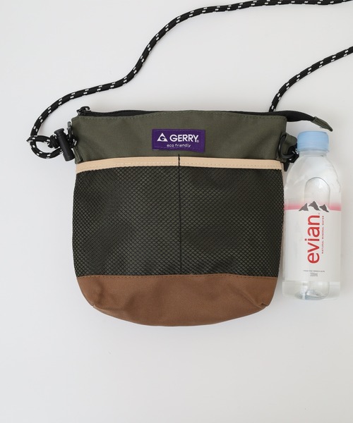 GERRY(ジェリー)の「GERRY 撥水加工 サコッシュ スクエア ショルダーバッグ 男女兼用(ショルダーバッグ・メンズ・ブラック/マルチ/ベージュ/チャコール・FREE)」の4枚目の写真