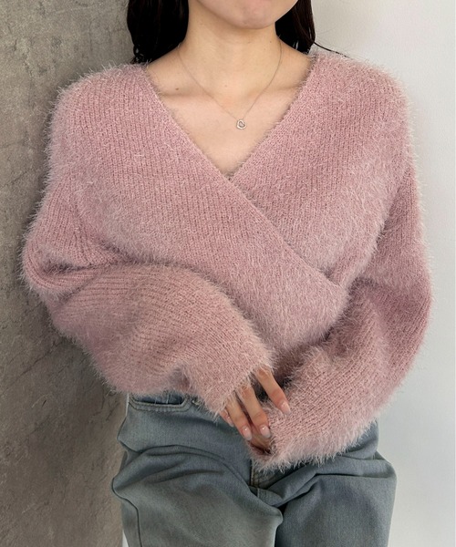 Maison Calme(メゾンカルム)の「カシュクールシャギーニットプルオーバー クロスVネック 春ニット(ニット/セーター・レディース・ピンク/ブラック/ホワイト/ブルー・F)」の4枚目の写真