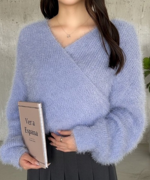 Maison Calme(メゾンカルム)の「カシュクールシャギーニットプルオーバー クロスVネック 春ニット(ニット/セーター・レディース・ピンク/ブラック/ホワイト/ブルー・F)」の1枚目の写真