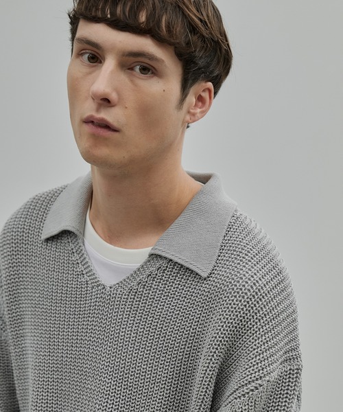 UNITED TOKYO（ユナイテッドトウキョウ）の「ギマメッシュ スキッパーポロ（ニット/セーター・メンズ・ライトグレー/ブラック/サックスブルー・1/2）」の4枚目の写真