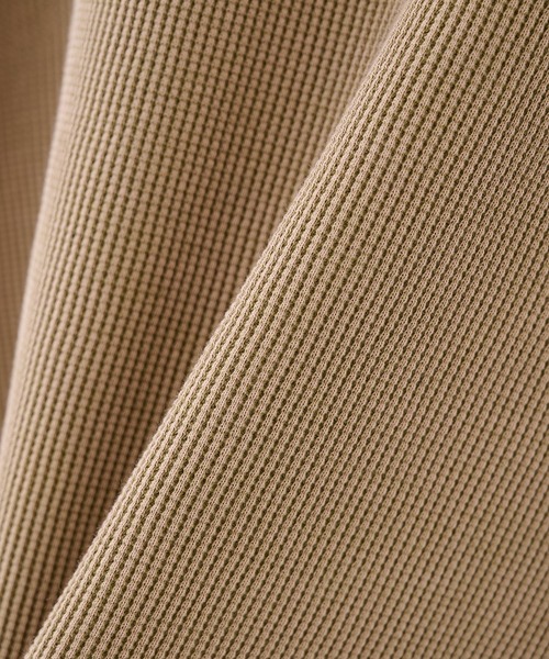 KANEMASA PHIL.（カネマサフィル）の「【KANEMASA PHIL.】18G Garment Dye Waffle Henry Neck（Tシャツ/カットソー・メンズ・ベージュ/チャコールグレー・MEDIUM/LARGE）」の5枚目の写真