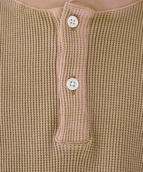 KANEMASA PHIL.（カネマサフィル）の「【KANEMASA PHIL.】18G Garment Dye Waffle Henry Neck（Tシャツ/カットソー・メンズ・ベージュ/チャコールグレー・MEDIUM/LARGE）」の6枚目の写真