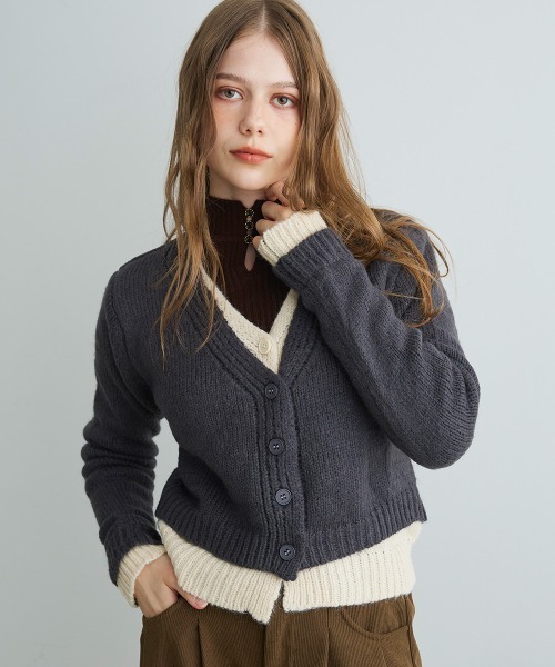 Mirette(ミレット)の「バイカラーニットショートカーディガン / Bi-Color Knit Short Cardigan(カーディガン/ボレロ・レディース・オリーブ/チャコールグレー/グレー・FREE)」の2枚目の写真