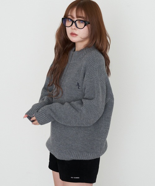 RAY CASSIN（レイカズン）の「スタンド胸刺繍ニット（ニット/セーター・レディース・グレー/ネイビー/ライトベージュ/ブルー・FREE）」の2枚目の写真
