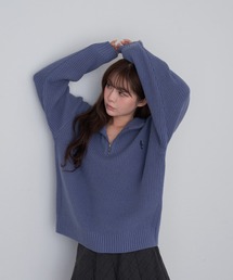 スタンド胸刺繍ニット
