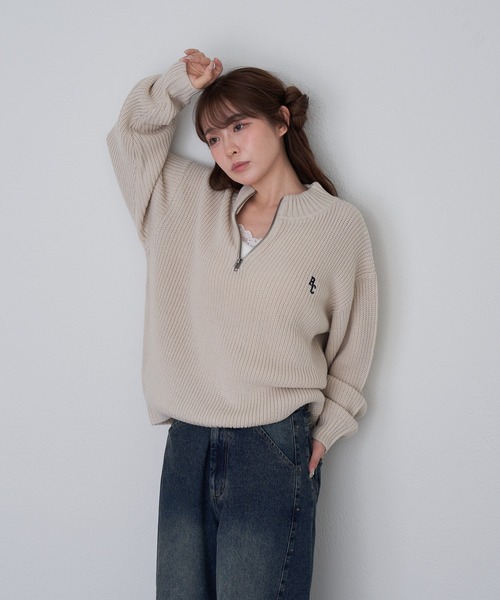 RAY CASSIN（レイカズン）の「スタンド胸刺繍ニット（ニット/セーター・レディース・グレー/ネイビー/ライトベージュ/ブルー・FREE）」の5枚目の写真