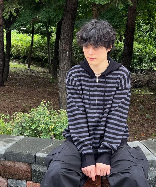 UNDEROFF(アンダーオフ)の「ウェイビーストライプニットフードジップアップブラック(ニット/セーター・レディース・ブラック・MEDIUM/LARGE/X-LARGE)」の7枚目の写真