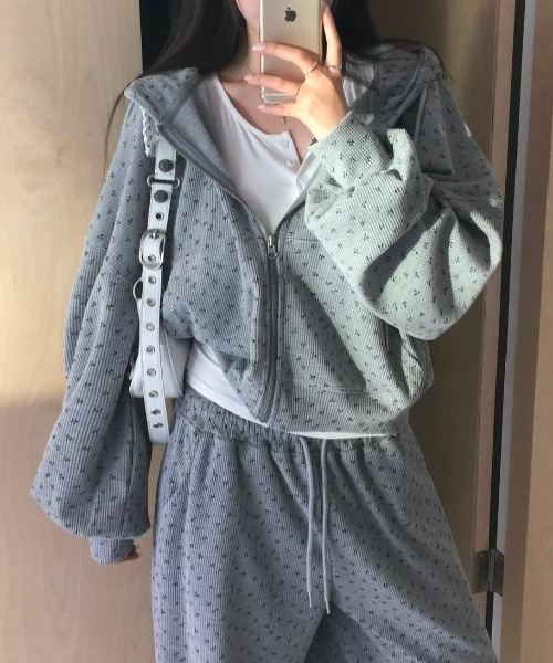 FAVORITO(ファヴォリート)の「ショートトップス+ワイドパンツセットアップ(セットアップ・レディース・グレー/ベージュ・F)」の1枚目の写真