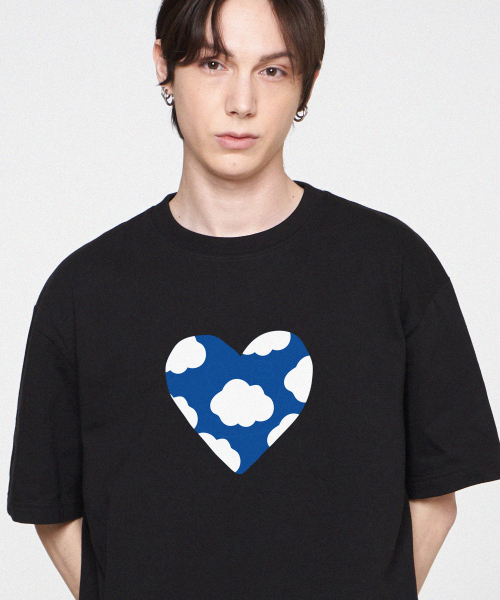 GRAVER（グレーバー）の「[ユニセックス]ビッグブルーハートクラウドスマイル半袖Tシャツ_ブラック（Tシャツ/カットソー・レディース・ブラック・SMALL/MEDIUM/LARGE）」の2枚目の写真
