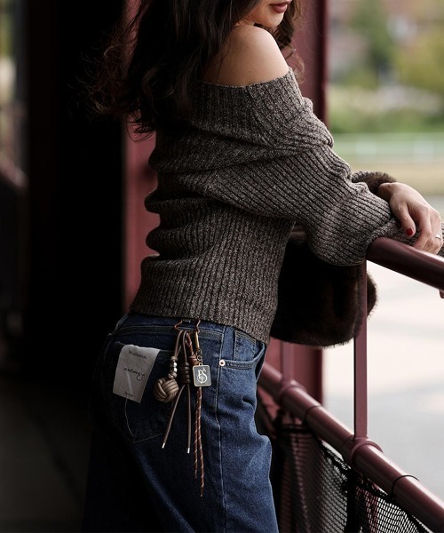 esutoreja（エストレジャ）の「オフショルダーリブニット（ニット/セーター・レディース・グレイッシュベージュ/チャコール/ブラウン・FREE）」の8枚目の写真