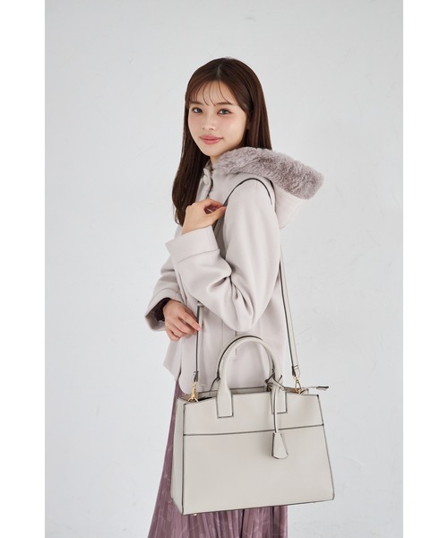 tocco closet（トッコ　クローゼット）の「２ＷＡＹショルダー＆キーチャーム付きフェイクレザーバッグ（ショルダーバッグ・レディース・モカ/ライトグレー・M）」の9枚目の写真