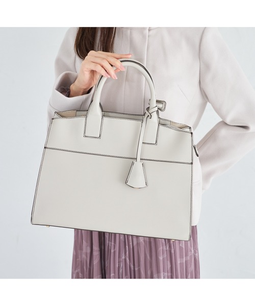 tocco closet（トッコ　クローゼット）の「２ＷＡＹショルダー＆キーチャーム付きフェイクレザーバッグ（ショルダーバッグ・レディース・モカ/ライトグレー・M）」の8枚目の写真