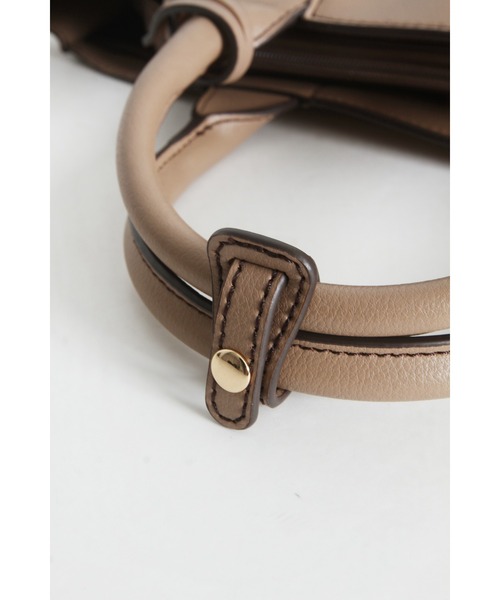 tocco closet（トッコ　クローゼット）の「２ＷＡＹショルダー＆キーチャーム付きフェイクレザーバッグ（ショルダーバッグ・レディース・モカ/ライトグレー・M）」の16枚目の写真