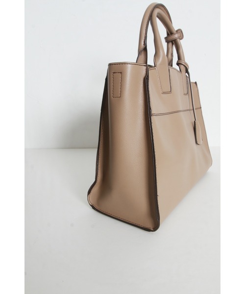 tocco closet（トッコ　クローゼット）の「２ＷＡＹショルダー＆キーチャーム付きフェイクレザーバッグ（ショルダーバッグ・レディース・モカ/ライトグレー・M）」の17枚目の写真