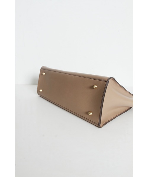 tocco closet（トッコ　クローゼット）の「２ＷＡＹショルダー＆キーチャーム付きフェイクレザーバッグ（ショルダーバッグ・レディース・モカ/ライトグレー・M）」の18枚目の写真