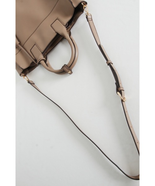 tocco closet（トッコ　クローゼット）の「２ＷＡＹショルダー＆キーチャーム付きフェイクレザーバッグ（ショルダーバッグ・レディース・モカ/ライトグレー・M）」の20枚目の写真