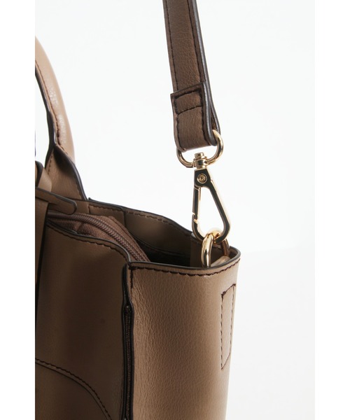 tocco closet（トッコ　クローゼット）の「２ＷＡＹショルダー＆キーチャーム付きフェイクレザーバッグ（ショルダーバッグ・レディース・モカ/ライトグレー・M）」の21枚目の写真