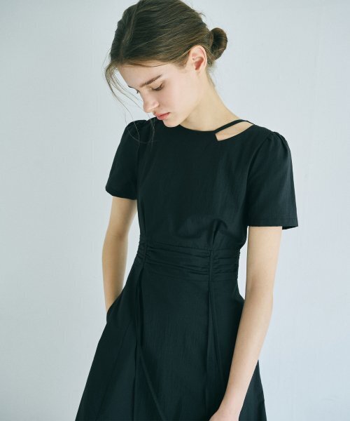 ETMON(エトモン)の「Neck Cut-Out Shirring Dress Black(ワンピース・レディース・その他・SMALL/MEDIUM)」の3枚目の写真