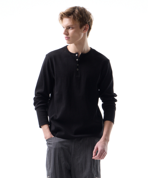 LEARVE(ルアブ)の「タイタン スナップ ヘンリーネック Tシャツ ブラック(Tシャツ/カットソー・メンズ・その他・MEDIUM/LARGE/X-LARGE)」の1枚目の写真