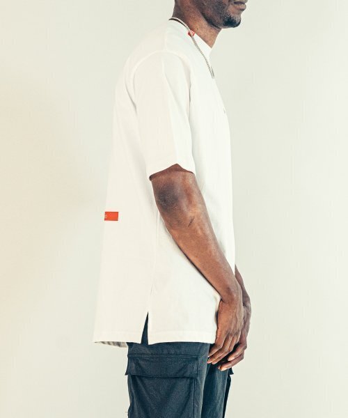 BEOM（ボム）の「メルティングバタフライ オーバーサイズ Tシャツ ホワイト（Tシャツ/カットソー・メンズ・その他・1/2）」の10枚目の写真