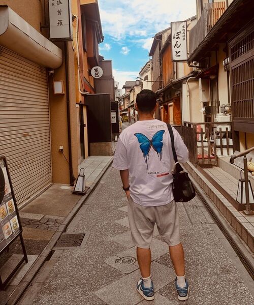 BEOM（ボム）の「メルティングバタフライ オーバーサイズ Tシャツ ホワイト（Tシャツ/カットソー・メンズ・その他・1/2）」の2枚目の写真