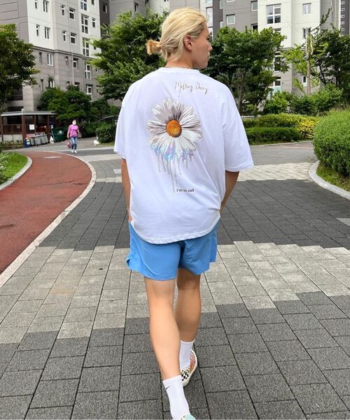 BEOM（ボム）の「メルティングバタフライ オーバーサイズ Tシャツ ホワイト（Tシャツ/カットソー・メンズ・その他・1/2）」の3枚目の写真