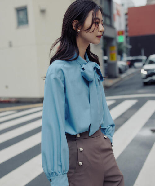 NATURAL BEAUTY BASIC（ナチュラルビューティーベーシック）の「◇シャンブレーボウタイブラウス（シャツ/ブラウス・レディース・ブルー/ネイビー・FREE）」の2枚目の写真