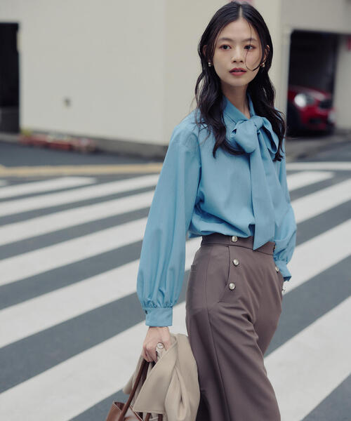 NATURAL BEAUTY BASIC（ナチュラルビューティーベーシック）の「◇シャンブレーボウタイブラウス（シャツ/ブラウス・レディース・ブルー/ネイビー・FREE）」の7枚目の写真