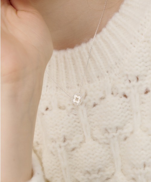 TITTY&CO.（ティティーアンドコー）の「【Monnette】フラワーカットモチーフシルバーネックレス（ネックレス・レディース・シルバー・FREE）」の3枚目の写真