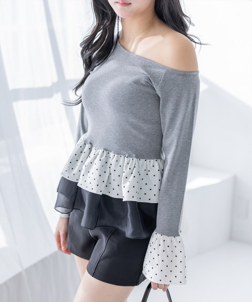 clear（クリア）の「ドットフリルワンショルダーカットソー[大人 フェミニン ガーリー]（Tシャツ/カットソー・レディース・グレー/サックスブルー/ブラック・F）」の4枚目の写真