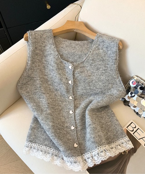 LUCPY(ラクピー)の「ハートボタン裾レース ニットベスト(ベスト・レディース・ブルー/グレー/ホワイト・LARGE/MEDIUM/SMALL)」の2枚目の写真