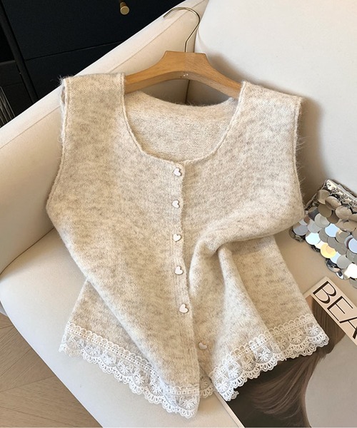 LUCPY(ラクピー)の「ハートボタン裾レース ニットベスト(ベスト・レディース・ブルー/グレー/ホワイト・LARGE/MEDIUM/SMALL)」の1枚目の写真