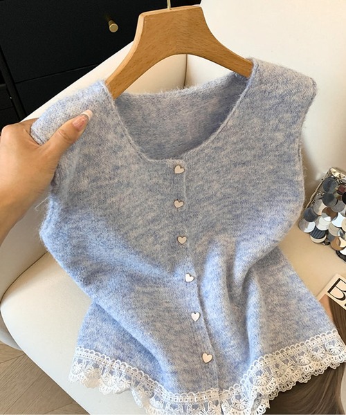 LUCPY(ラクピー)の「ハートボタン裾レース ニットベスト(ベスト・レディース・ブルー/グレー/ホワイト・LARGE/MEDIUM/SMALL)」の3枚目の写真