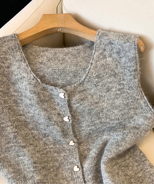 LUCPY(ラクピー)の「ハートボタン裾レース ニットベスト(ベスト・レディース・ブルー/グレー/ホワイト・LARGE/MEDIUM/SMALL)」の4枚目の写真