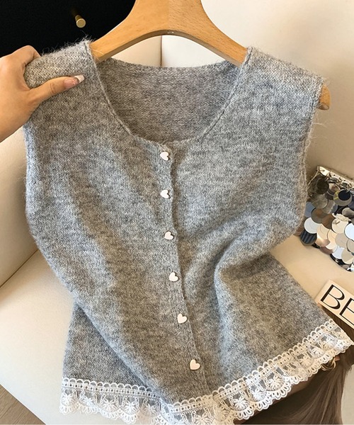 LUCPY(ラクピー)の「ハートボタン裾レース ニットベスト(ベスト・レディース・ブルー/グレー/ホワイト・LARGE/MEDIUM/SMALL)」の5枚目の写真